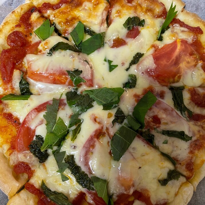 大葉とトマトの自家製ピザ